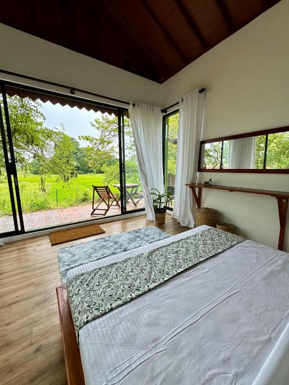 Postel nebo postele na pokoji v ubytování Paarvie Sigiriya