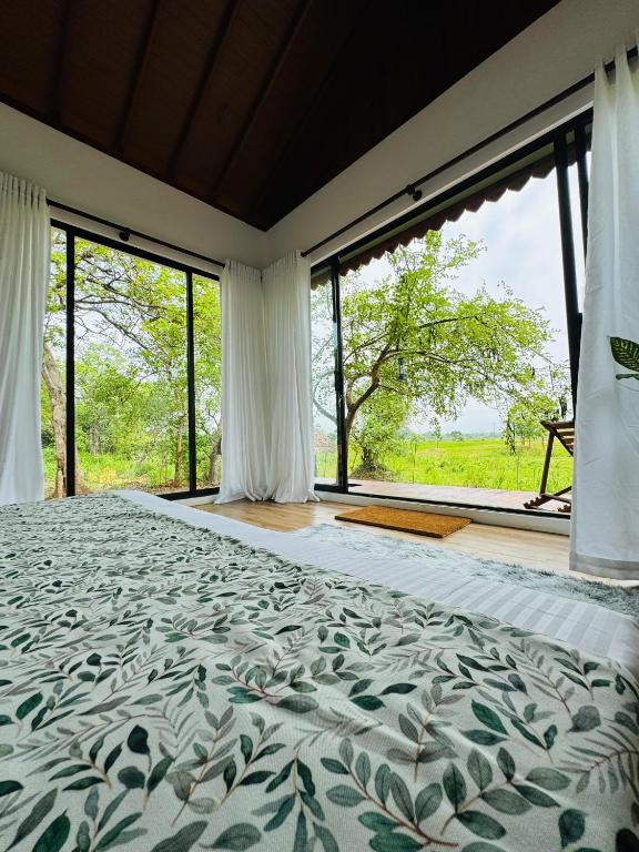 Postel nebo postele na pokoji v ubytování Paarvie Sigiriya