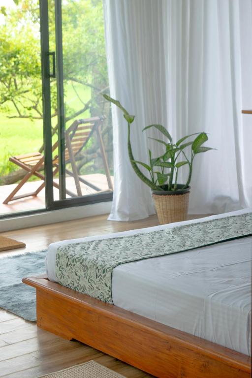 Postel nebo postele na pokoji v ubytování Paarvie Sigiriya