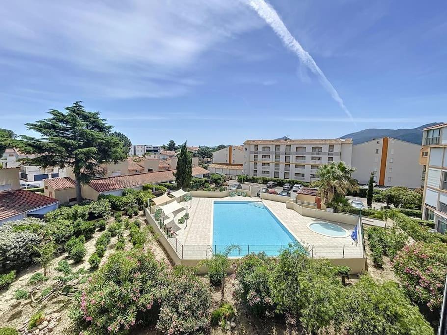 une vue aérienne d'une piscine dans une ville dans l'établissement 3384-Appartement 2 pièces résidence avec piscine, à Argelès-sur-Mer