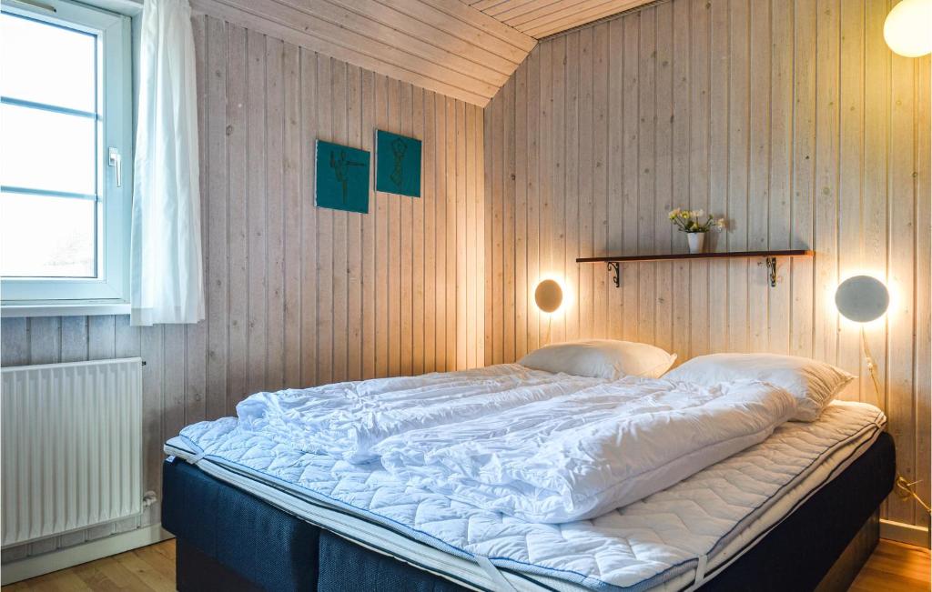 Postel nebo postele na pokoji v ubytování Gorgeous Home In Ringkøbing With Sauna