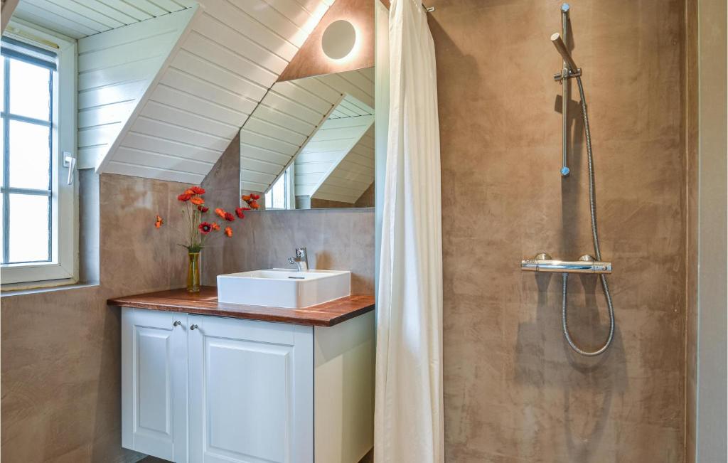 Koupelna v ubytování Gorgeous Home In Ringkøbing With Sauna