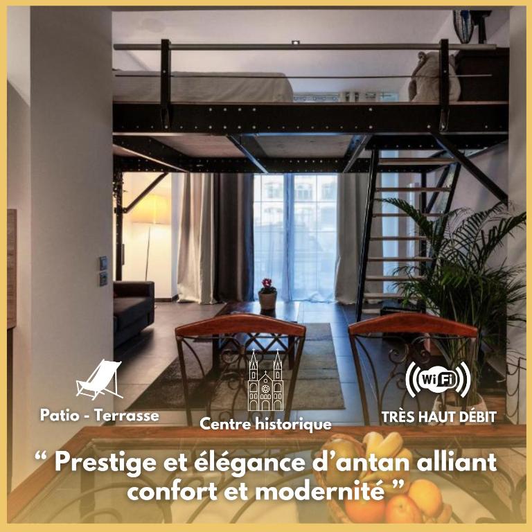 - un salon avec une mezzanine dans une maison dans l'établissement Manhattan Loft - centre - 5 mn à pied gare - parking privé - patio, à Troyes
