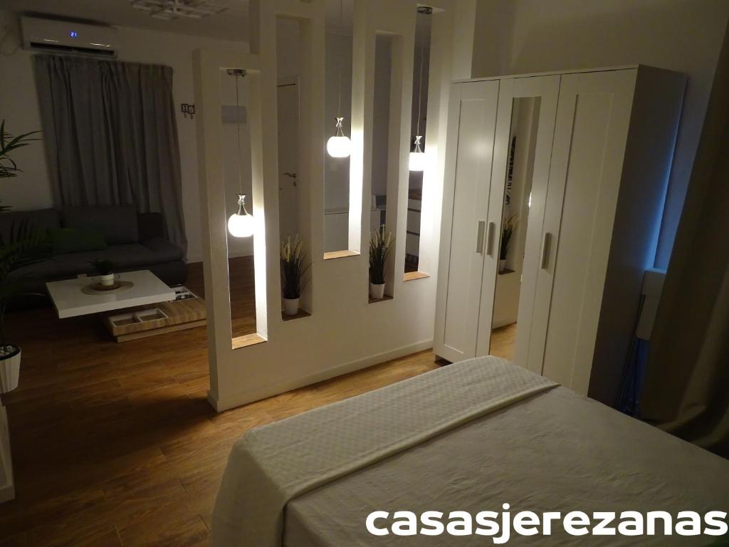 Posteľ alebo postele v izbe v ubytovaní Casas jerezanas Loft Olivier