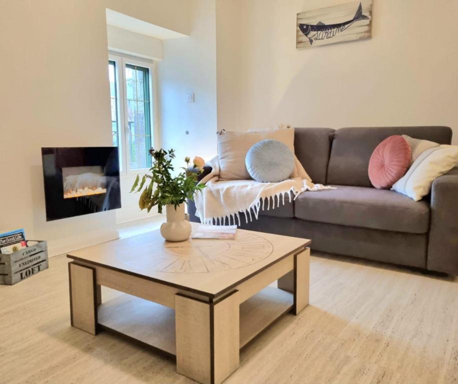 a living room with a couch and a coffee table at LE MISTRAL DU CENTRE VILLE ,chaleureux à 2 min de la plage in Dinard