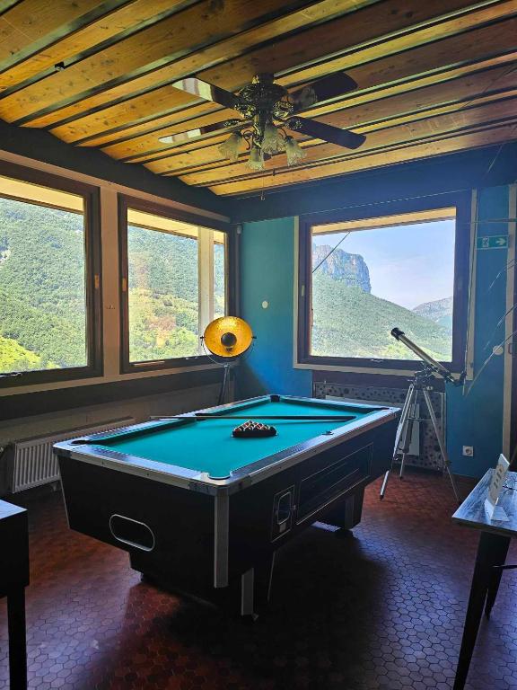 Biliár nebo kulečník v ubytování Cinéma, Chambre Privée Au Le Refuge Du Phoenix