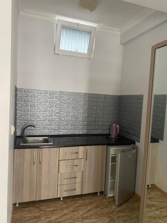 Kuchyň nebo kuchyňský kout v ubytování SUNSHINE Hotel Kvariati