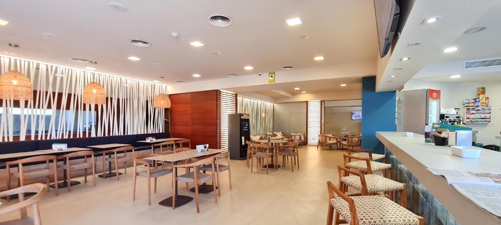 Reštaurácia alebo iné gastronomické zariadenie v ubytovaní Hotel Cesar Augustus