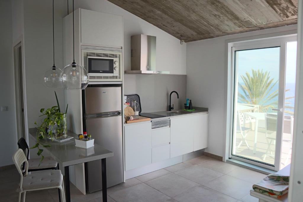 Kuchyňa alebo kuchynka v ubytovaní Durmiendo sobre el mar, Vivienda Los Riscos
