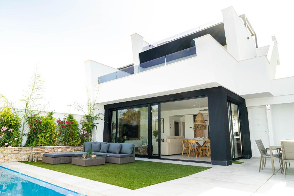 una casa con piscina y patio en Villa La Paz, en San Javier
