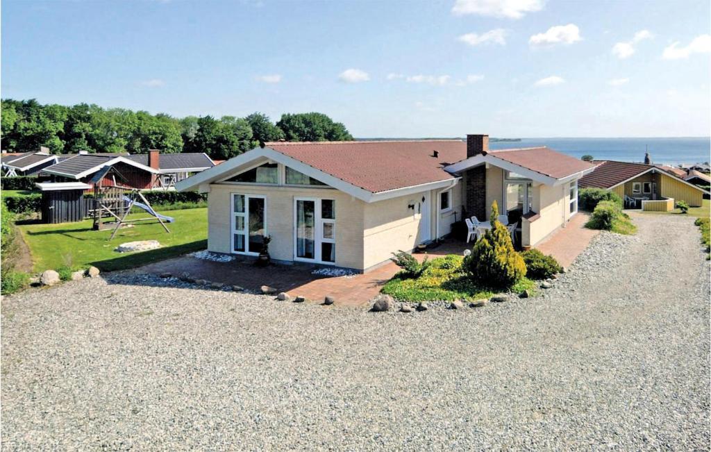 ein Haus mit einer Kiesauffahrt in der Unterkunft Holiday Home Hvedemarken Sjølund I in Hejls