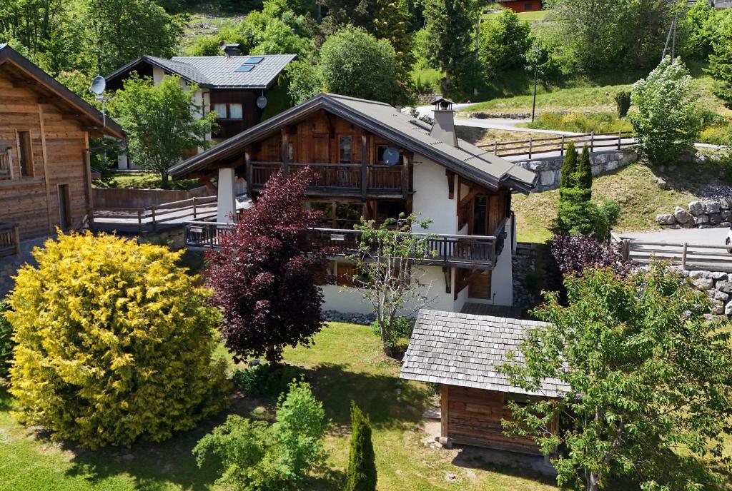 una vista aerea di una casa in legno con alberi di Chalet Leonie - 10 pers - proche centre a Les Gets