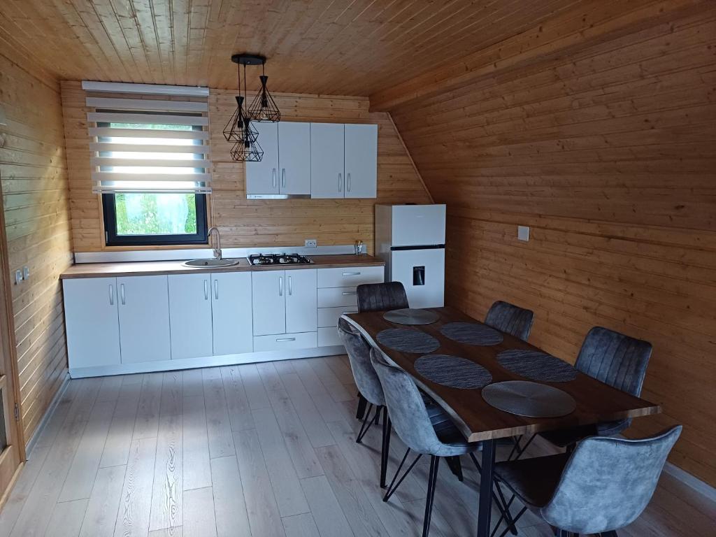 Kuchyň nebo kuchyňský kout v ubytování COLȚ DE RAI - A Frame