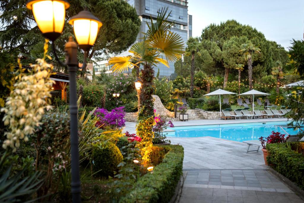 Bazén v ubytování Rogner Hotel Tirana nebo v jeho okolí