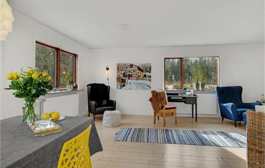 Posezení v ubytování Lovely Home In Randbøl With Kitchen