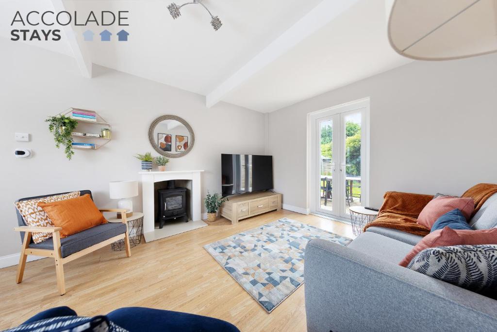 a living room with a couch and a fireplace at 3 bed, 2 Bath, Sleeps 6, with Free Parking & WiFi, ideal for contractors and families in Basingstoke