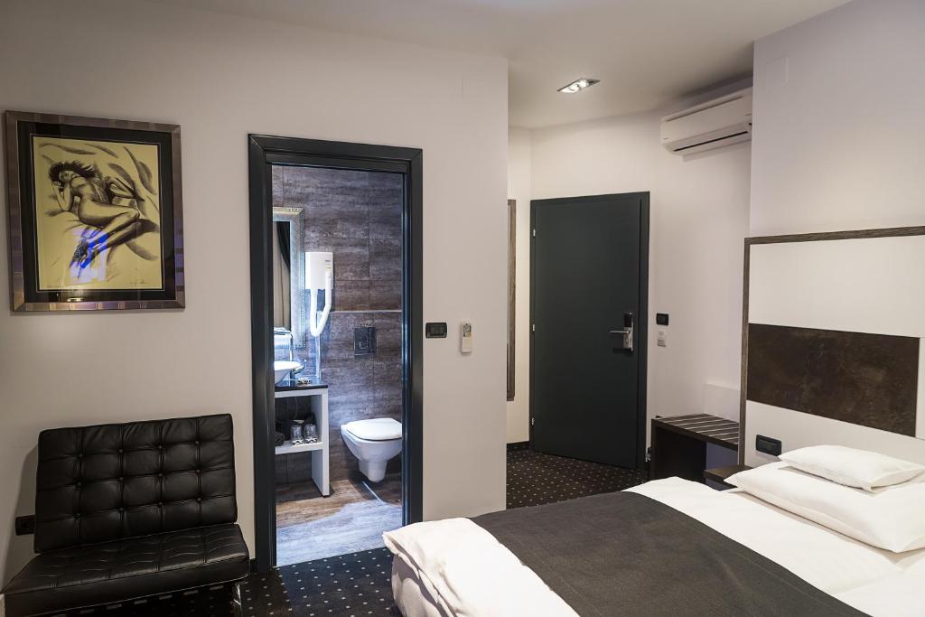 Postel nebo postele na pokoji v ubytování Log In Rooms
