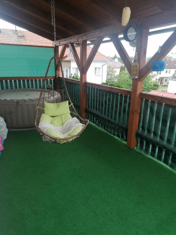 Balkón nebo terasa v ubytování Rodinný půldomek s vybavením a bazenem