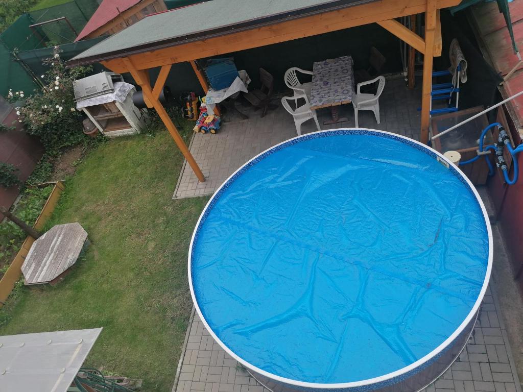 Bazén v ubytování Rodinný půldomek s vybavením a bazenem nebo v jeho okolí