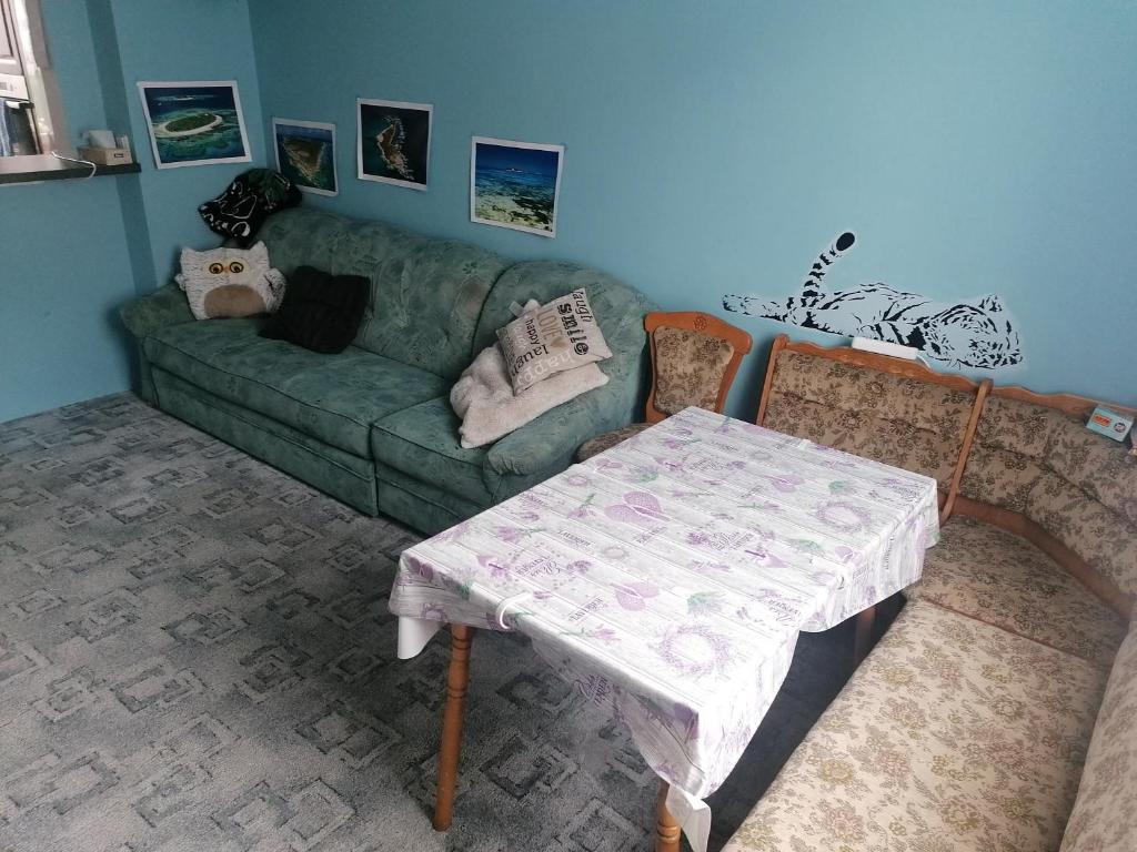 Posezení v ubytování Rodinný půldomek s vybavením a bazenem