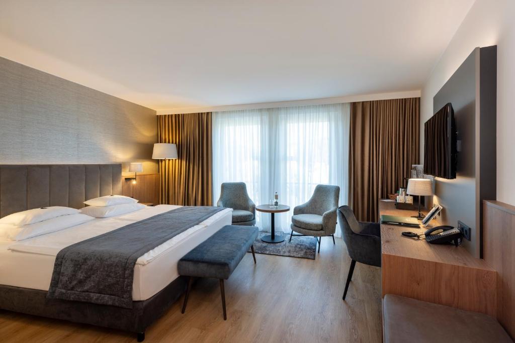 Postel nebo postele na pokoji v ubytování Rogner Hotel Tirana