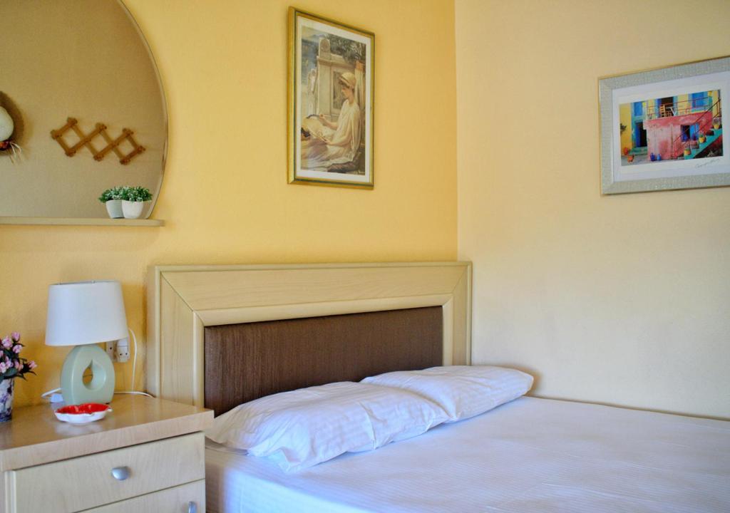 Postel nebo postele na pokoji v ubytování Studios and Apartments Meri