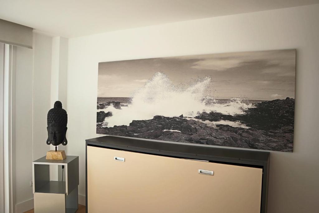 Televízia a/alebo spoločenská miestnosť v ubytovaní Durmiendo sobre el mar, Vivienda La Baja Grande