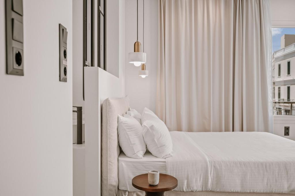 Postel nebo postele na pokoji v ubytování Plānis Str Urban Suites by Semavί