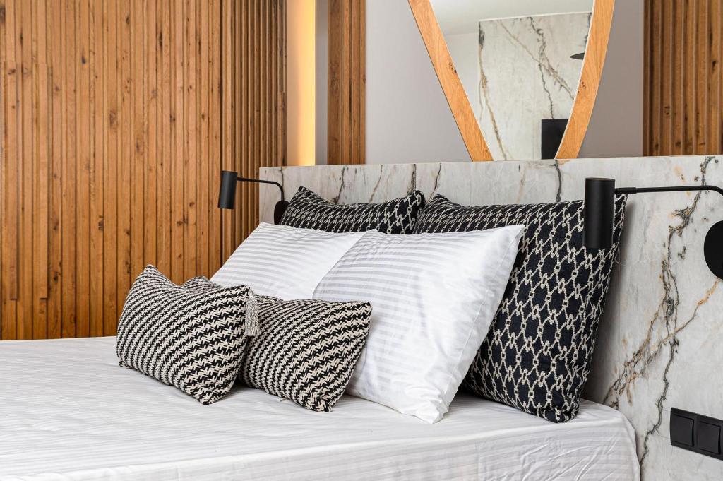 Posteľ alebo postele v izbe v ubytovaní K Town Suites Naxos