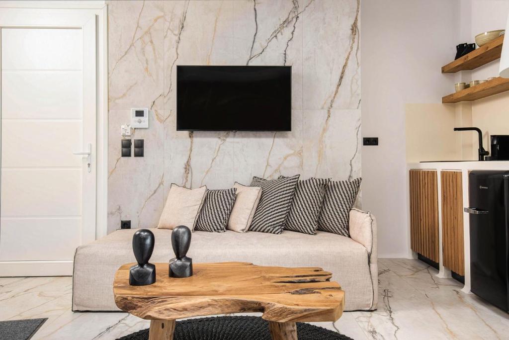 Televízia a/alebo spoločenská miestnosť v ubytovaní K Town Suites Naxos