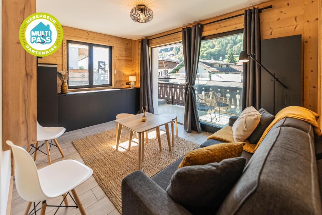 un salon avec un canapé et une table dans l'établissement Appartement La Terrasse de Roma - LES GETS, en plein centre et au pied des pistes, aux Gets