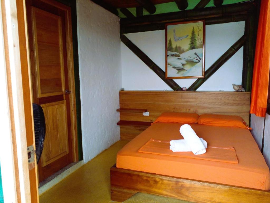 Postel nebo postele na pokoji v ubytování Hostal Yemayá Mompiche