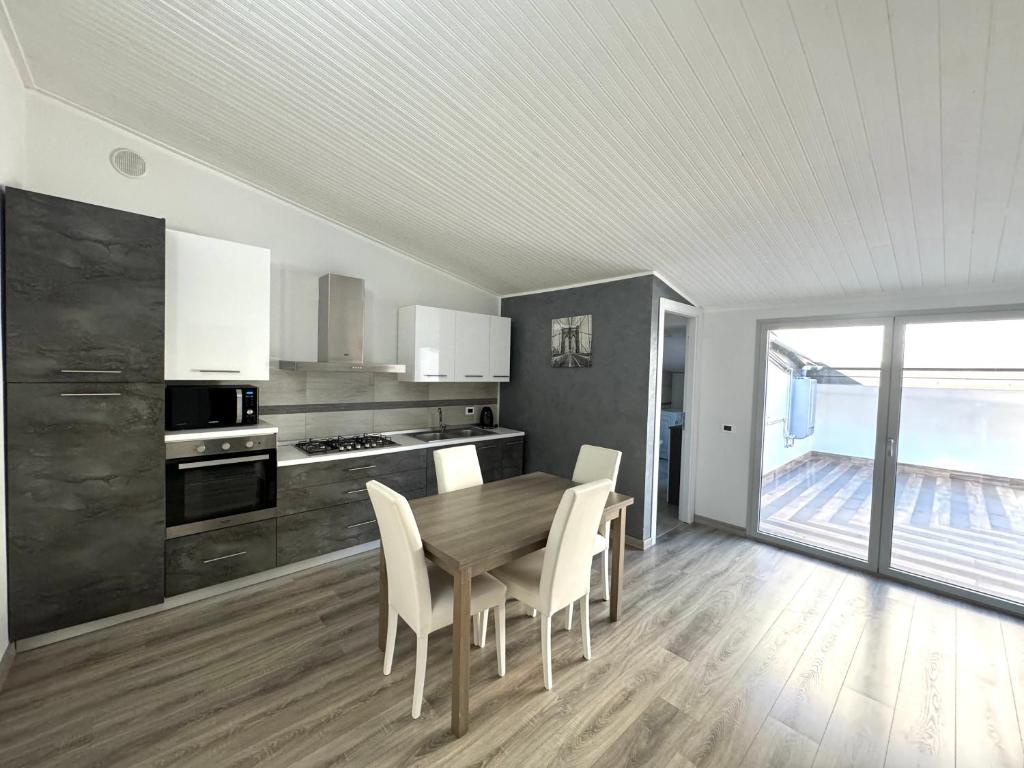 Kuchyň nebo kuchyňský kout v ubytování Siclari B&B-Rooms&Suite