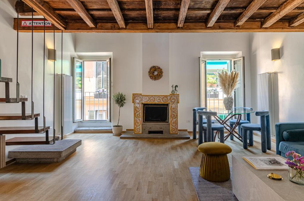 Una sala de estar con un sofá y una chimenea. en Domus Beato Angelico, en Roma