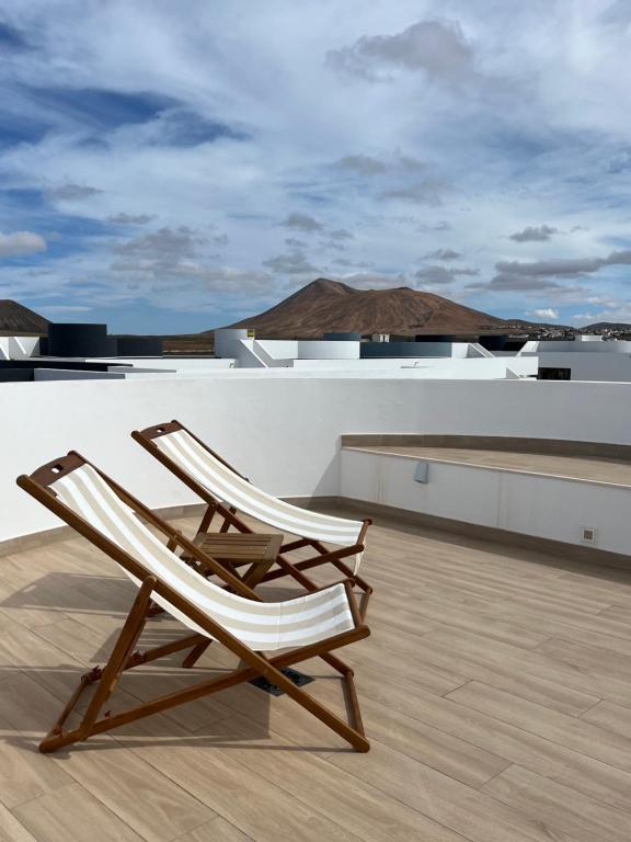 a wooden chair sitting on top of a roof at Casita Oliva - Piso de diseño en Fuerteventura in La Oliva