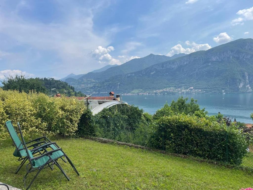 Casa Ghilbert في بيلاجيو: مقعد أخضر يجلس على العشب بالقرب من بحيرة