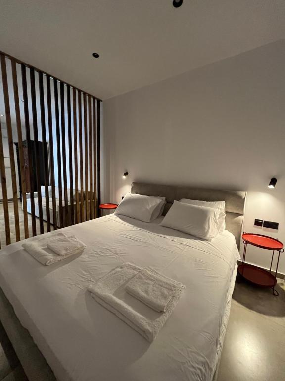 ein Schlafzimmer mit einem weißen Bett mit Handtüchern darauf in der Unterkunft Calavato Cottage in Kalavasos