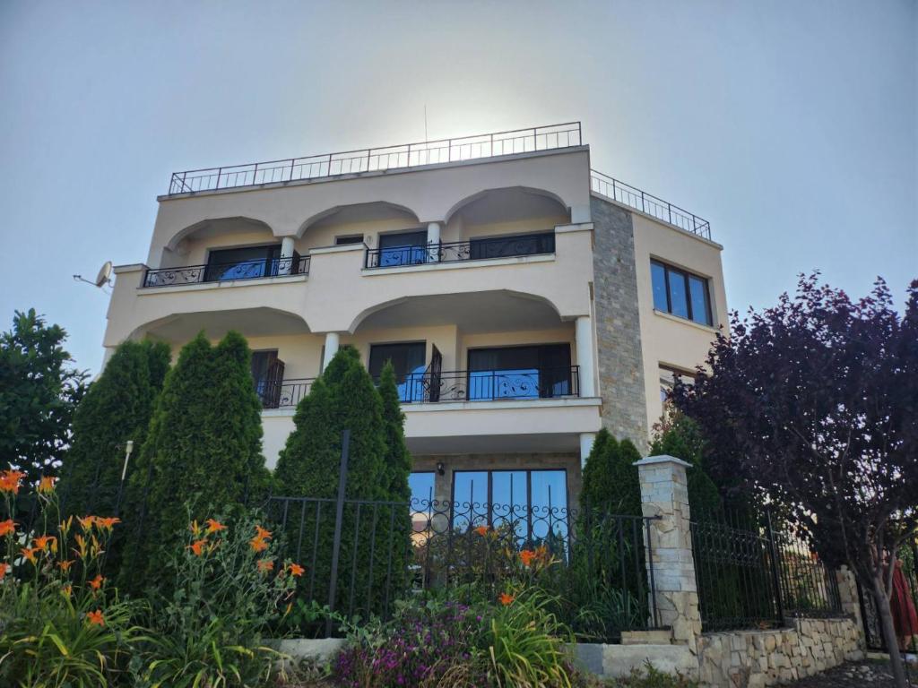 Φωτογραφία από το άλμπουμ του Къща за гости АЗАЛИЯ στη Σωζόπολη