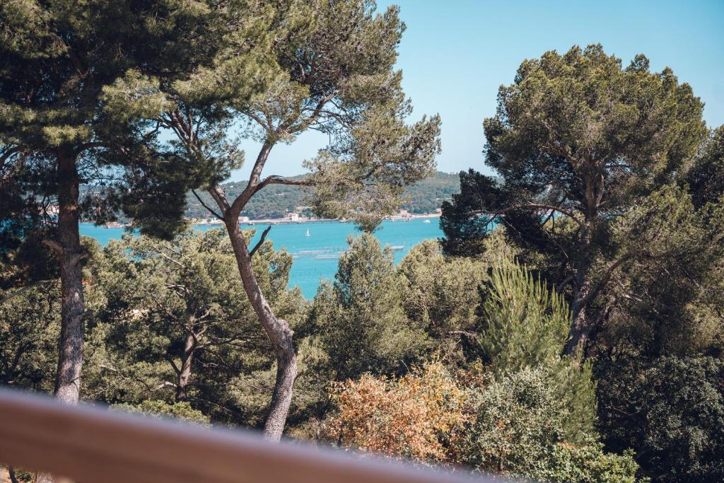 - une vue sur un lac à travers les arbres dans l'établissement Duplex de lumière vue sur la mer, à La Seyne-sur-Mer