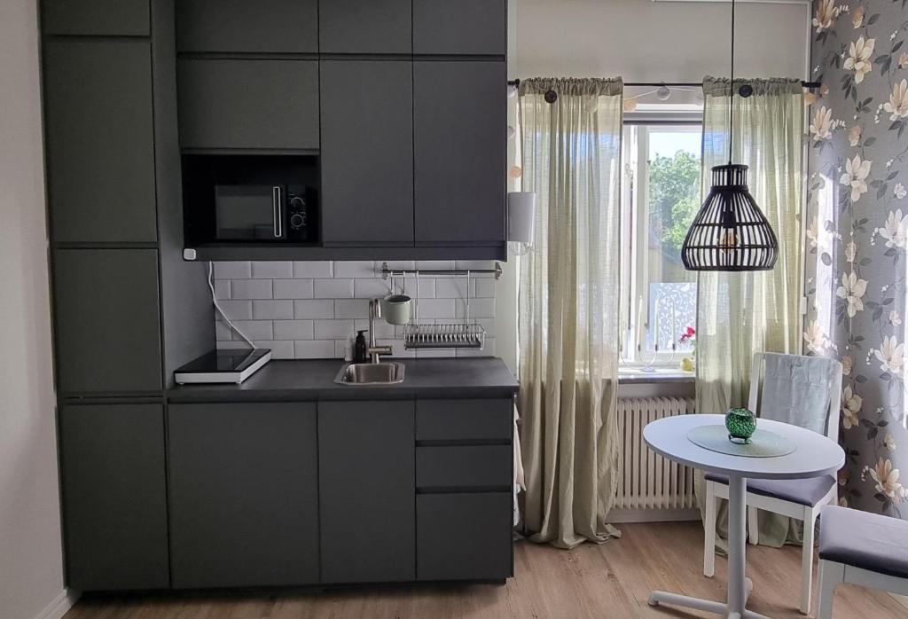 Kuchyň nebo kuchyňský kout v ubytování Mysig 1a med Minispa, 20 min från Kinnekulle