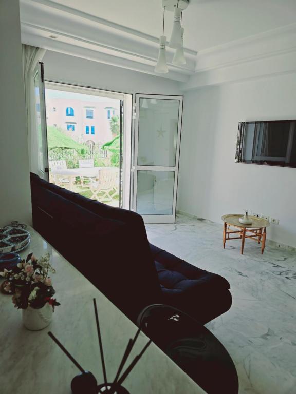 TV a/nebo společenská místnost v ubytování Karray Home Appartement Salon 2 RDC avec Jardin