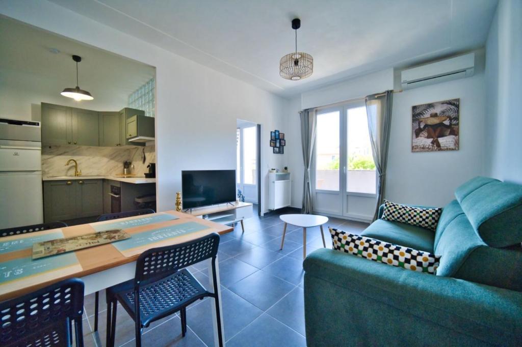 Il dispose d'une cuisine et d'un salon avec un canapé et une table. dans l'établissement oliveraie, à Nice