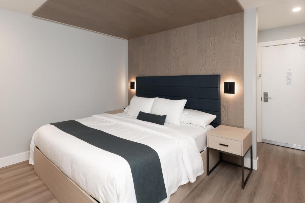 Postel nebo postele na pokoji v ubytování Harrison Beach Hotel