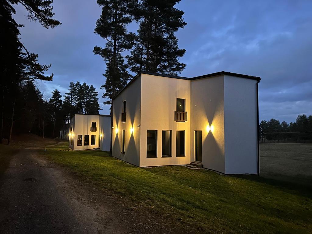 Spišské TomášovceĎurkovec Centrum的白色的建筑,边有灯