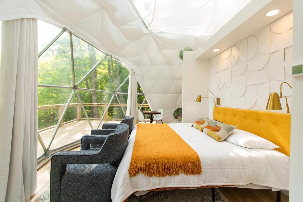 Ένα ή περισσότερα κρεβάτια σε δωμάτιο στο Timeless Luxe Dome - Mountain Views, Hot Tub, & Extra Amenities