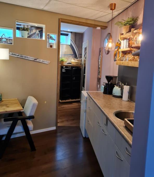 Kuchyň nebo kuchyňský kout v ubytování Appartement De Oliekan Small
