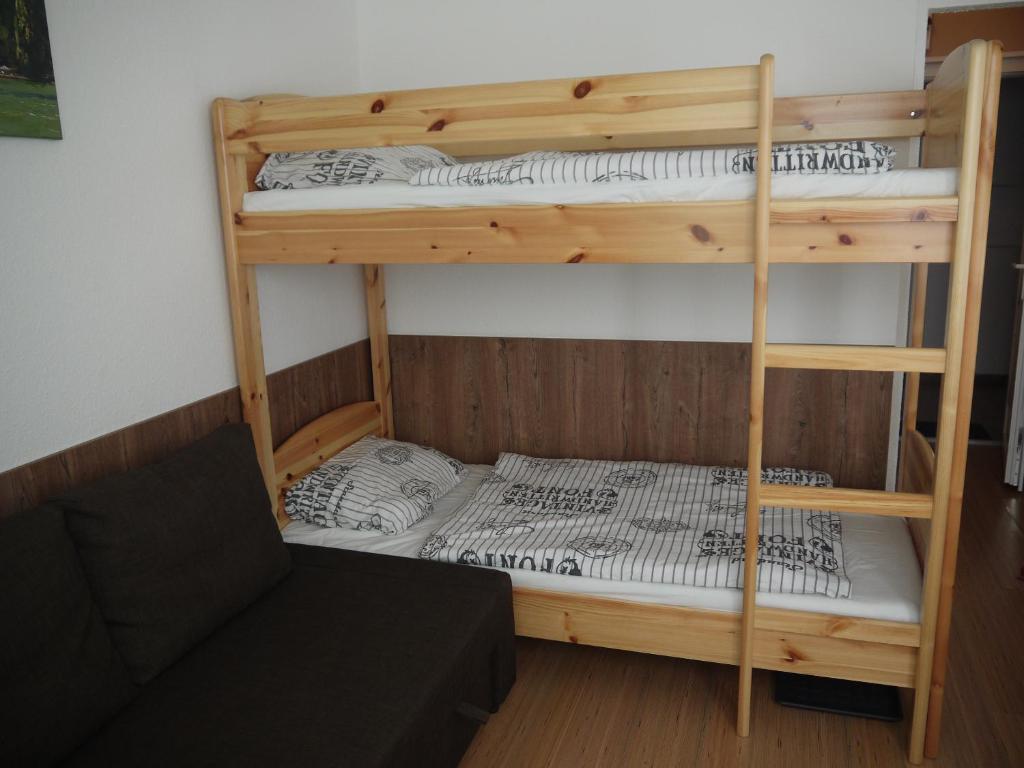 Poschodová posteľ alebo postele v izbe v ubytovaní Vízparti SAS Apartman Siófok
