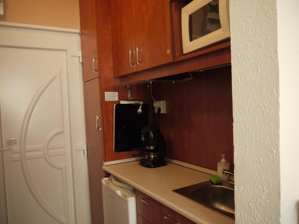 Kuchyňa alebo kuchynka v ubytovaní Vízparti SAS Apartman Siófok