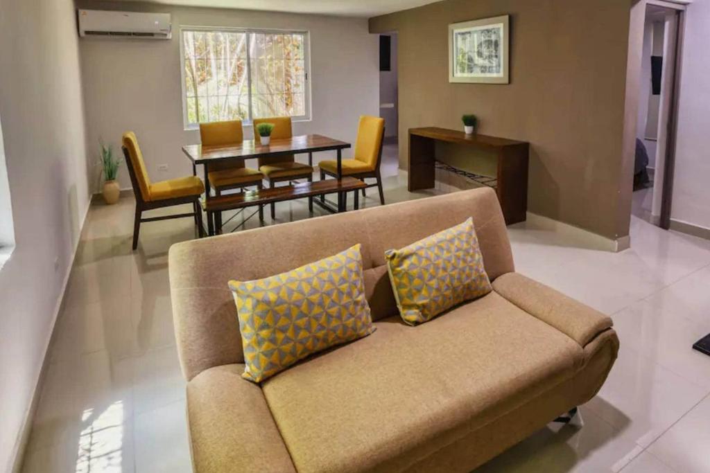 a living room with a couch and a table at En el centro de cancún, cercano a zona hotelera in Cancún