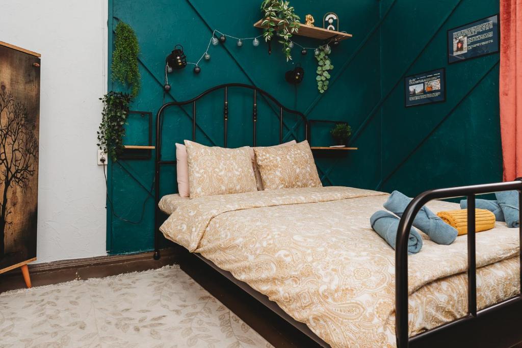 une chambre avec un lit avec un mur bleu dans l'établissement Unique 2 bedroom Apartment in The Old Town, à Tallinn